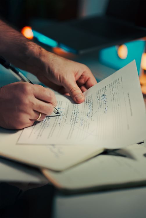 Cessão de marca por contrato Profissional analisando contrato para cessão de marca registrada