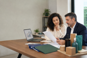 Empresária revisa documentos após ampliar as atividades da empresa e a proteção da marca