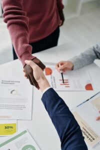 Profissionais firmando acordo comercial para licenciamento de marca