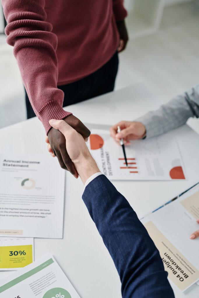 Profissionais firmando acordo comercial para licenciamento de marca