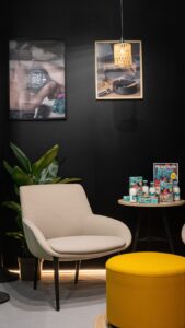 Estande corporativo com elementos visuais e identificação de marca