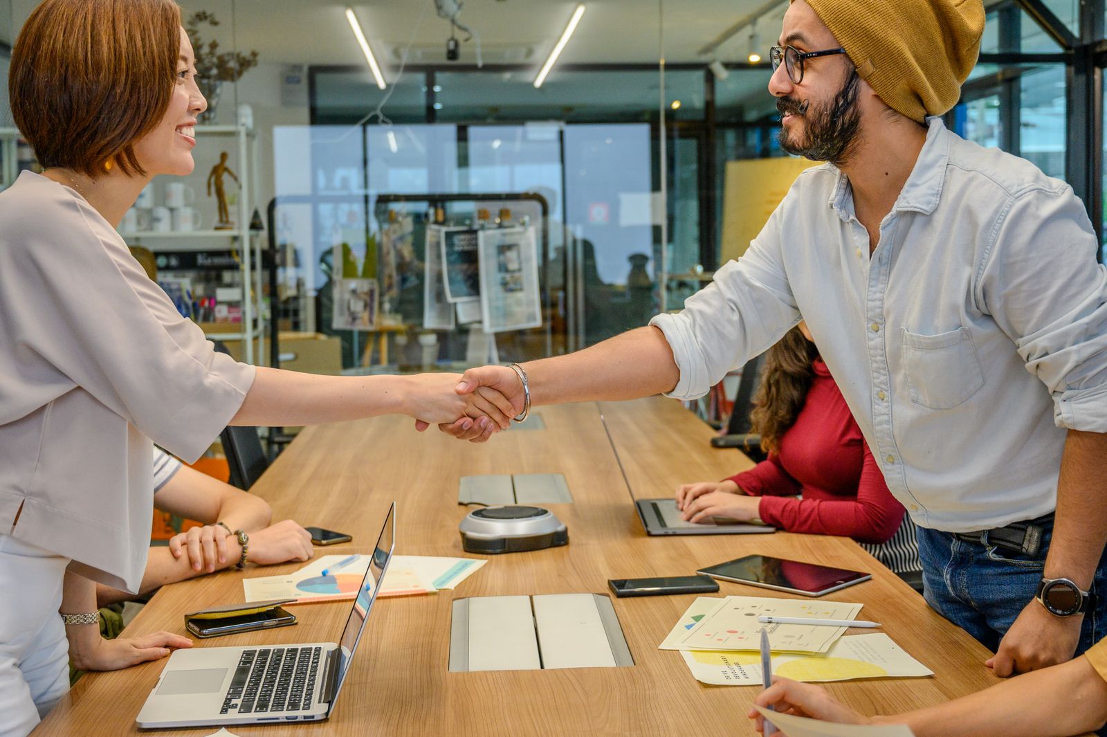 Equipe empresarial discutindo parceria e contrato para uso de uma marca